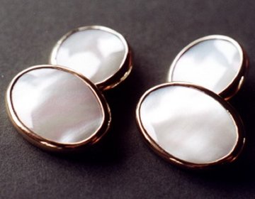 9ct gold double cufflinks set with Mother of pearl.