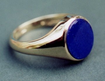 9ct gold signet ring with lapis lazuli.