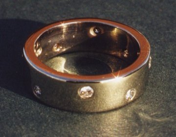 An 18ct white gold wedding ring set with diamonds.