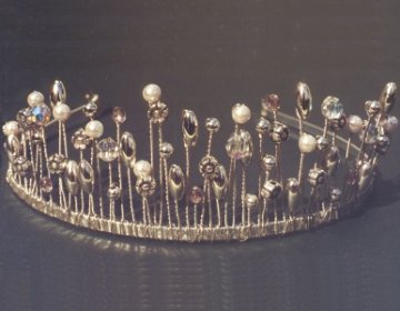 Organic style bridal tiara with silver plated and pearly beads.