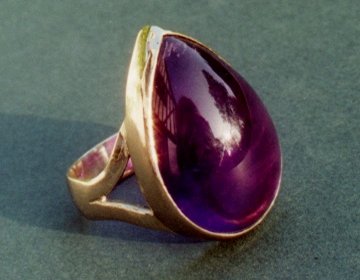 18ct white gold ring with amethyst.