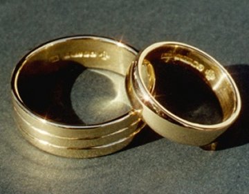 Pair of 18ct yellow gold wedding bands with engraved lines.