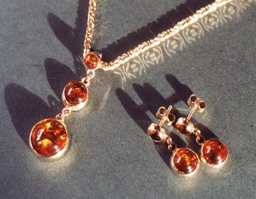 9ct gold and Amber pendant and earring set.