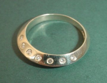 An 9ct white gold ring with 7 brilliant cut HSI white diamonds.