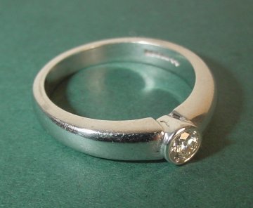 An 18ct white gold engagement ring with a brilliant cut diamond 