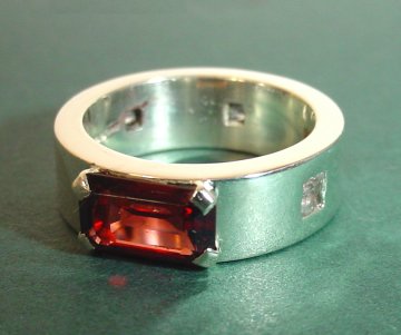 9ct white gold engagement ringwith a rhodolite garnet and 5sapphires