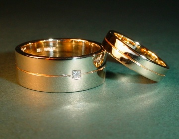 9ct yellow gold wedding rings with an engraved line