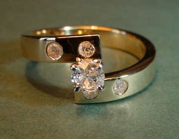 An 18ct yellow gold and diamond engagement ring