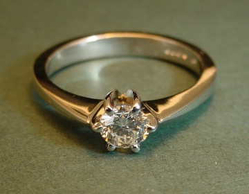 An 18ct white gold diamond engagement ring