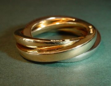 A 9ct white and rose gold wedding ring