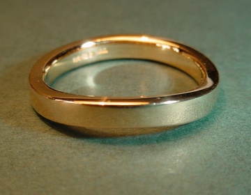 An 18ct yellow gold wedding ring