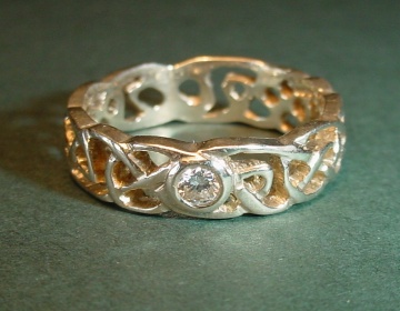 A 9ct white gold wedding ring set with a diamond