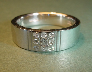 An 18ct white gold engagement ring with nine diamonds