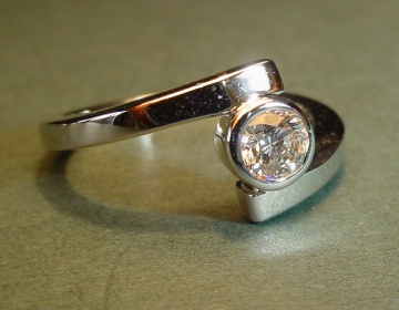 An 18ct white gold engagement ring with a central daimond