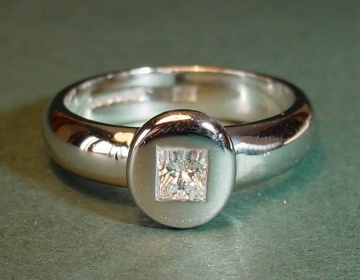 18ct white gold ring with a 0.21cts HSI princess cut diamond mounted in a round cushion