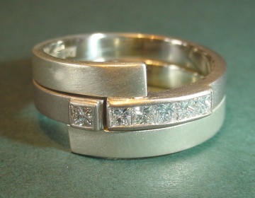 Fitted pair of rings of 9 and 18ct white gold and diamonds