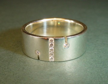 9ct white gold ring with 7 1.5mm HSI diamonds