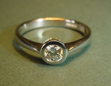 Elegant platinum solitaire engagement ring with 0.24cts diamond