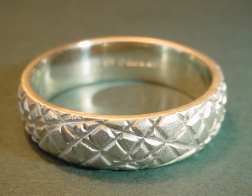 9ct white gold satinised ring with random lattice work engraving