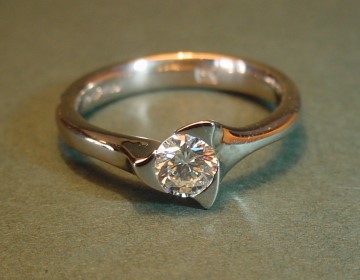 Unusual platinum solitaire with 0.34cts H SI1 diamond