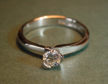 Platinum cross-over 0.25cts diamond engagement ring