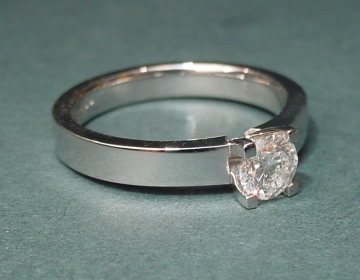 Contemporary 0.31ctd diamond solitaire engagement ring 