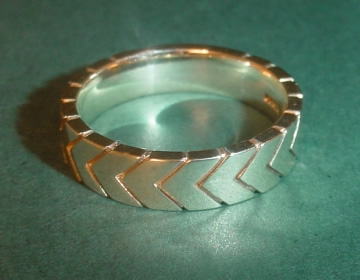 9ct white gold chevrons ring