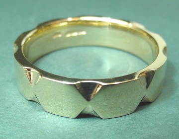 9ct yellow gold hexagon pattern band