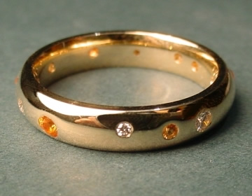 9ct yellow gold ring with yellow sapphires and diamonds 'randomly' set