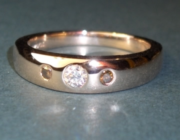 Flush rose gold ring with white and chocolate cognac diamonds