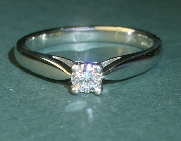 Simple classic platinum 0.17cts diamond solitaire