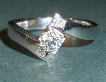 18ct white gold engagement ring with 0.25ct diamond