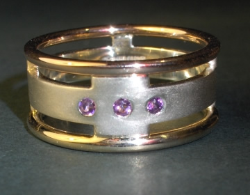 Wedding ring in three colours of 9ct gold with three amethysts.