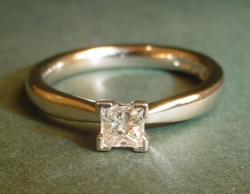 Elegant platinum 0.28cts princess cut solitaire engagement ring