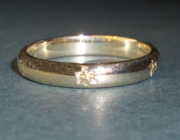 9ct yellow gold wedding ring with engraved stars.