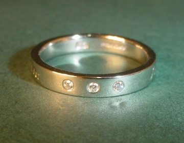 Platinum ring with diamonds and latin engraving