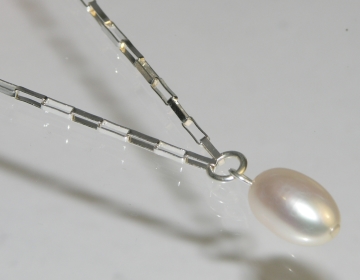 Bespoke sterling silver chain with an ivory pearl pendant