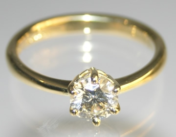 18ct yellow gold engagement ring with 0.75cts H SI diamond.