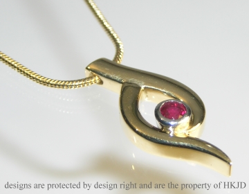 18ct yellow gold pendant with a 0.21ct ruby 