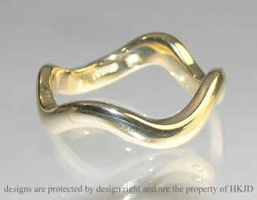 Bespoke 9ct yellow gold fitted random ''wiggle'' ring