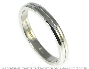 9ct white gold wedding ring with engraved line detail.