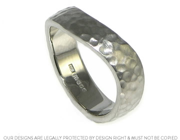 Yos' hammered and satin wedding ring, with a curving profile