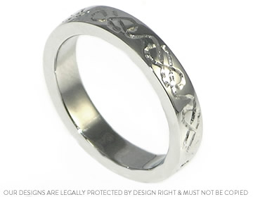 Ouqi's sleek wedding ring with an engraved pattern around it