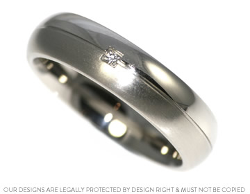 Duncan's contrasting wedding ring