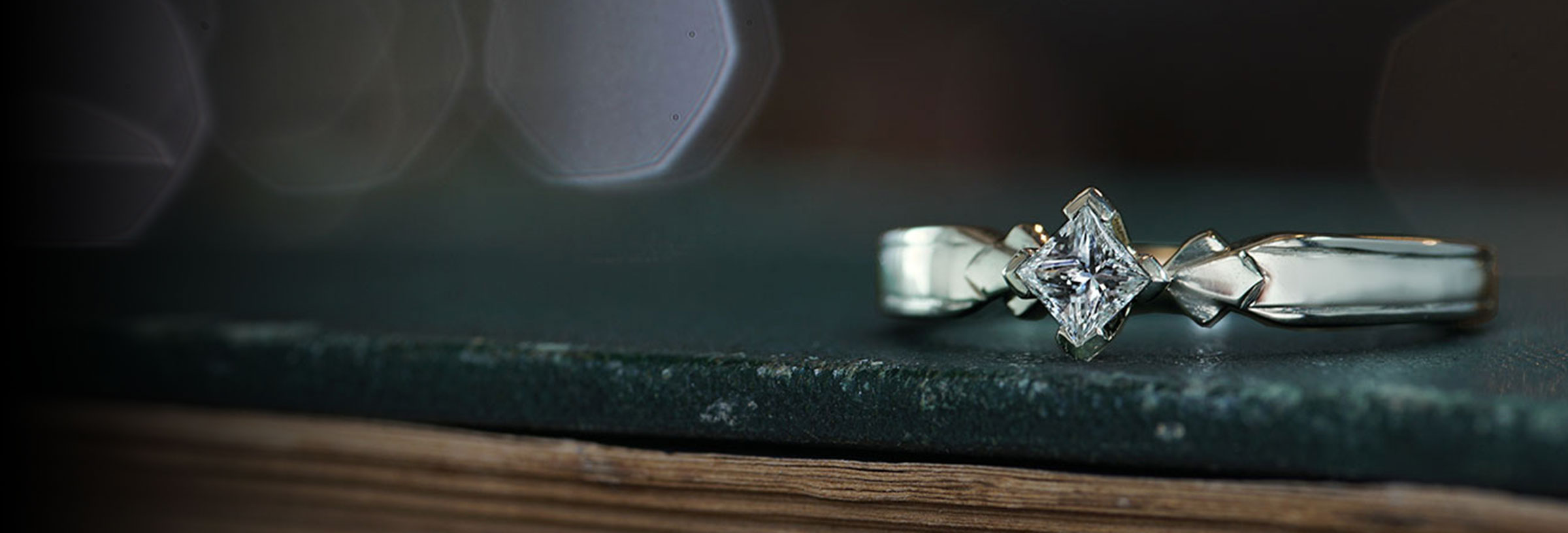 oval-cut-diamond-with-vintage-design-palladium
