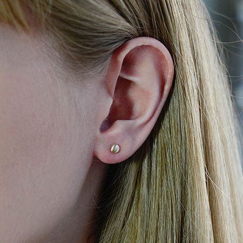 yellow-gold-satin-brushed-button-stud-earrings-3238_3.jpg