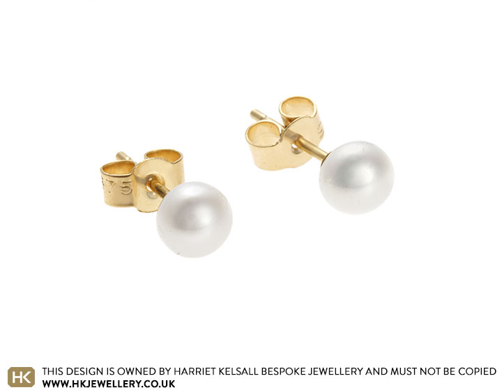 Akoya Pearl Wedding Gift Exchange Earrings 4-4.5mm Made in Japan 18K Pearl  Earrings Cheap Sairin Japanese Pearls Pearl Ear Nails Festival Ceremonies -  Shop KOKO PEARL JEWELRY Earrings & Clip-ons - Pinkoi