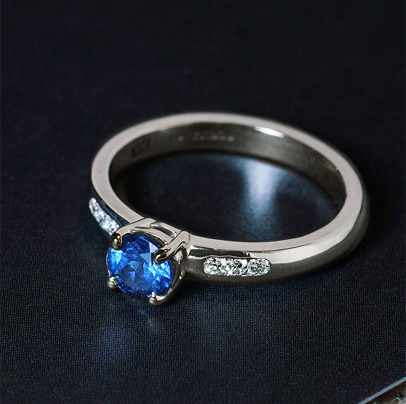 14435-white-gold-diamond-and-cornflower-blue-sapphire-engagement-ring_9.jpg