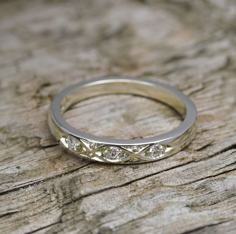 23672-fairtrade-white-gold-and-diamond-eternity-ring-with-grain-detailing_9.jpg