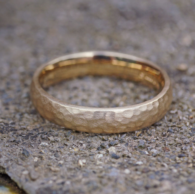 23829-yellow-gold-satinised-and-hammered-wedding-ring_9.jpg